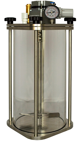 Depósito transparente SR-TEK con agitador eléctrico de precisión para aplicaciones industriales de dosificación.