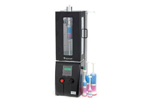 Detalle del mezclador de cartuchos Techkit TS6500 con kits de 2K y 3K listos para su aplicación