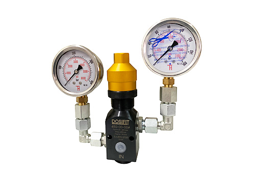 Regulador de presión con pistón y doble manómetro, modelo DOSIFIT 450, diseñado para aplicaciones de dosificación industrial de alta exigencia.