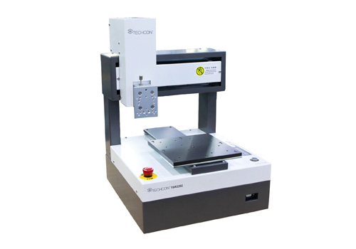 Vista frontal del robot cartesiano TSR2000 de Techcon para aplicaciones de dosificación automatizada