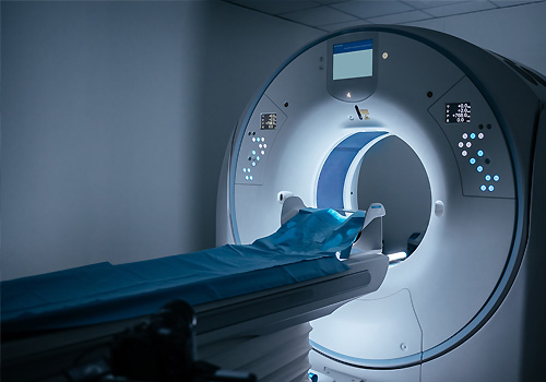 Equipo médico avanzado en entorno hospitalario, representando aplicaciones de dosificación automática en dispositivos médicos y procesos estériles.