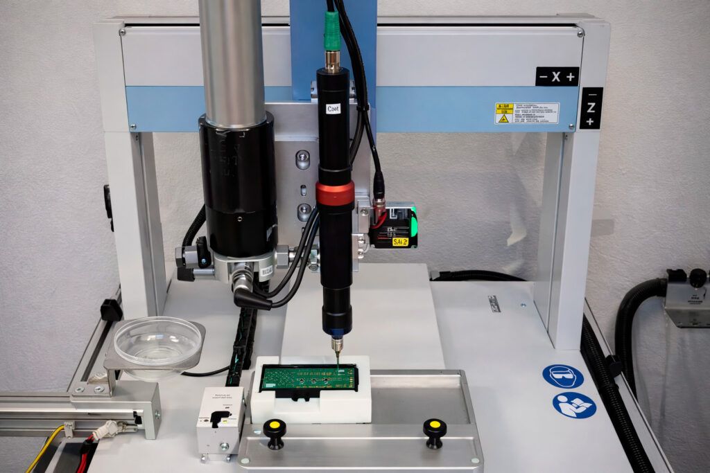 Dosificación de adhesivo de poliuretano sobre componente electrónico mediante sistema automatizado